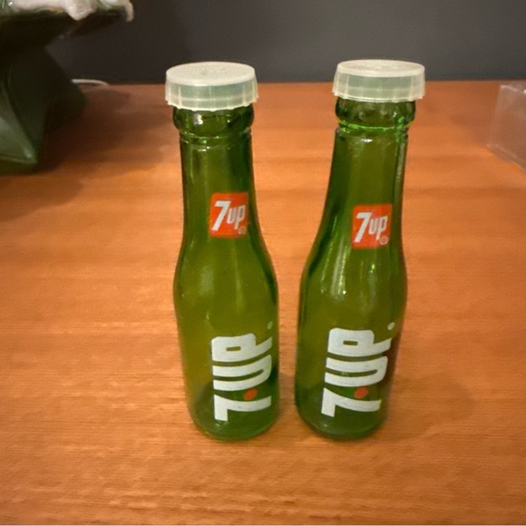 4” 7 UP Bottle Salt & Pepper Shakers Vintage Mcm Retro Collectibles - Picture 6 of 6